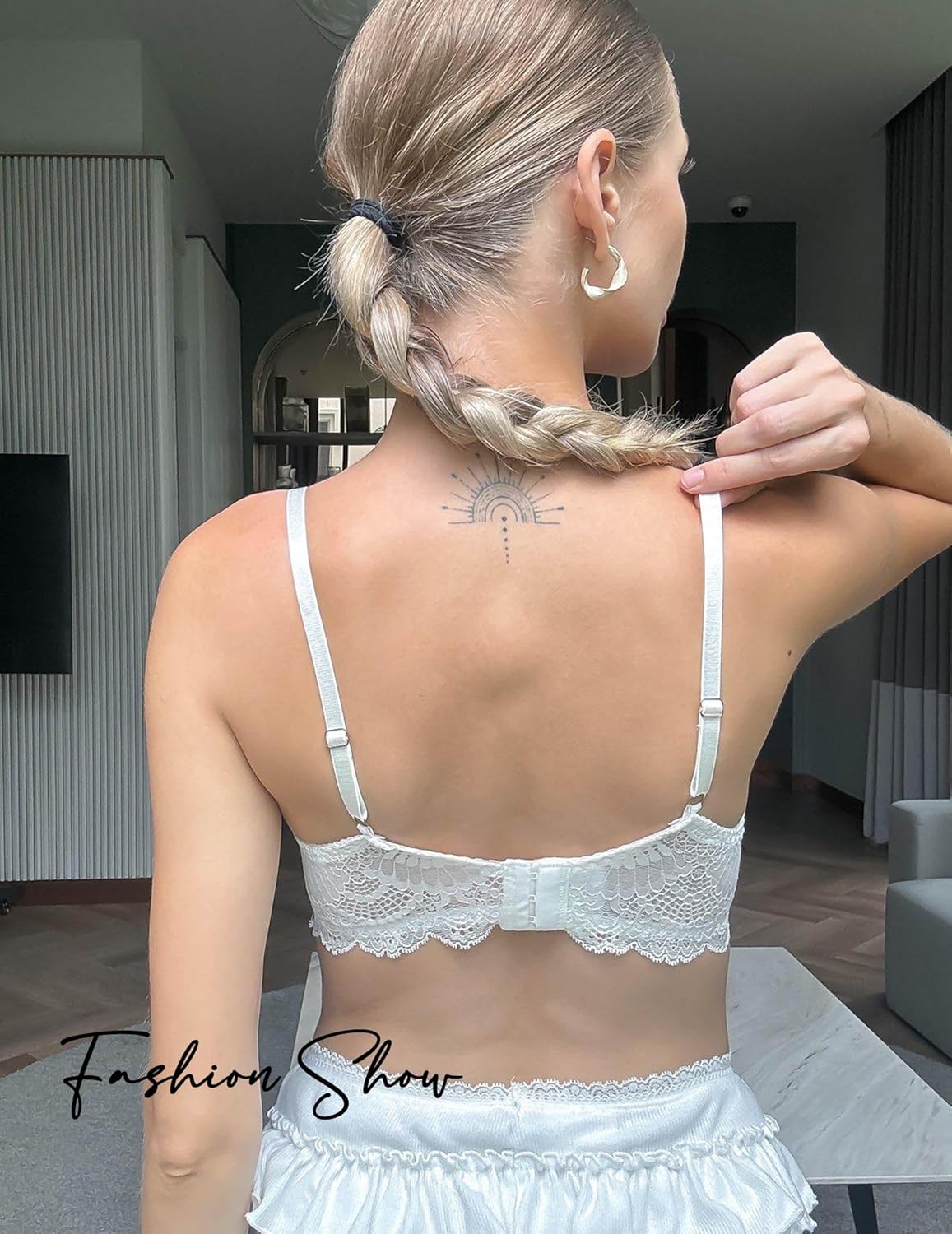 Lace underwire bra, light lace cups with scalloped trim and adjustable straps