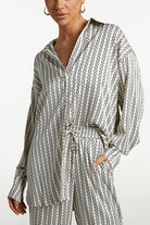 Long-sleeve button-down shirt, vertical chain pattern, V-neck collar, white and dark