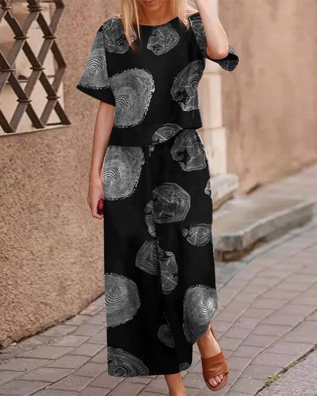 Black two-piece set with loose T-shirt and wide-leg pants, gray circular print